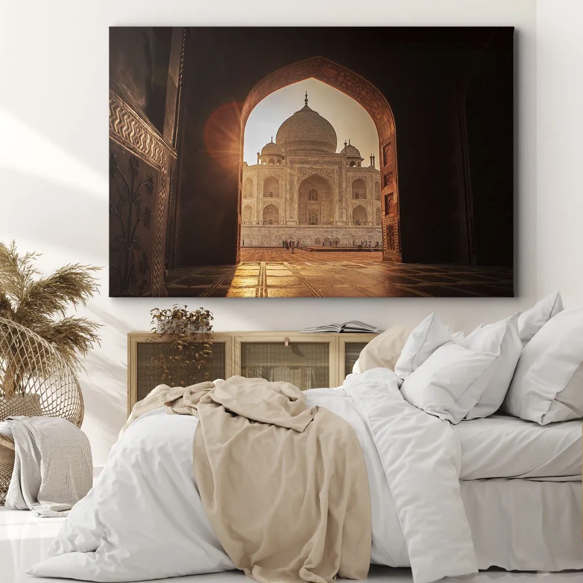 Tablou pe pânză Canvas - Taj Mahal în lumina soarelui văzut de pe arcul porții - 70x50cm - Un monument al iubirii nepământene - Decorațiune modernă pentru perete pentru living și dormitor ARTTOR