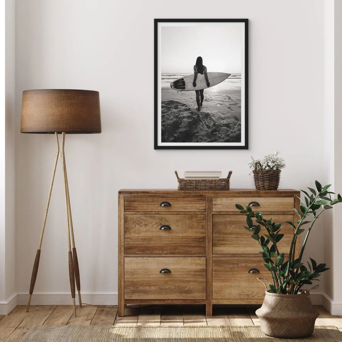 Poster în ramă neagră - Femeie cu o placă de surf pe plajă la apus - 50x70cm - Fiica valului mării - Decorațiune modernă pentru perete pentru living și dormitor ARTTOR