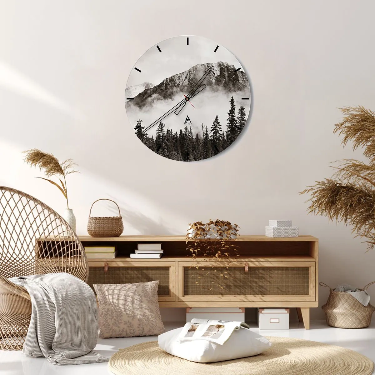 Ceas de perete - Ceas pe sticlă - Peisaj montan cu pădure într-o atmosferă cețoasă - 30x30cm - Stăpânul de granit - Decorațiune modernă pentru perete pentru living, bucătărie și dormitor ARTTOR