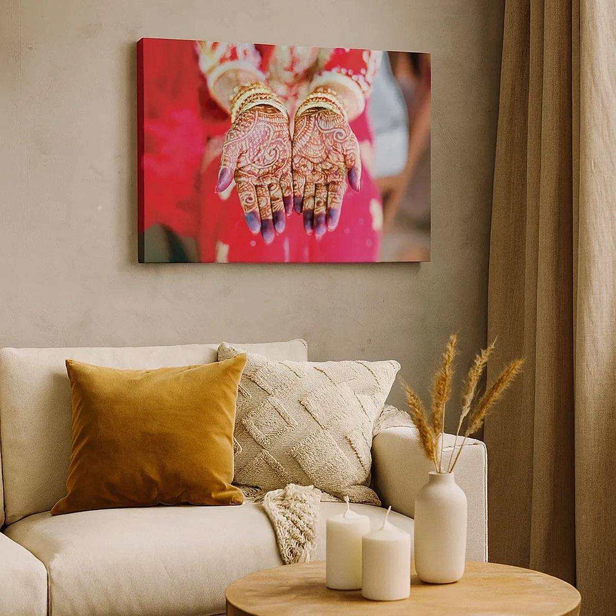 Tablou pe pânză Canvas - Mâini decorate cu henna pe fundalul unei rochii roșii - 70x50cm - Gata să prindă fericirea - Decorațiune modernă pentru perete pentru living și dormitor ARTTOR