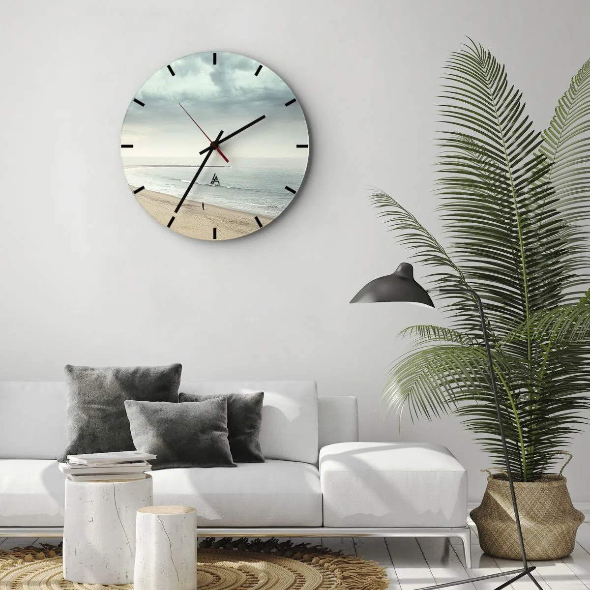 Ceas de perete - Ceas pe sticlă - O siluetă singuratică se plimbă pe țărmul mării sub un cer înnorat. - 30x30cm - Căutând liniștea - Decorațiune modernă pentru perete pentru living, bucătărie și dormitor ARTTOR