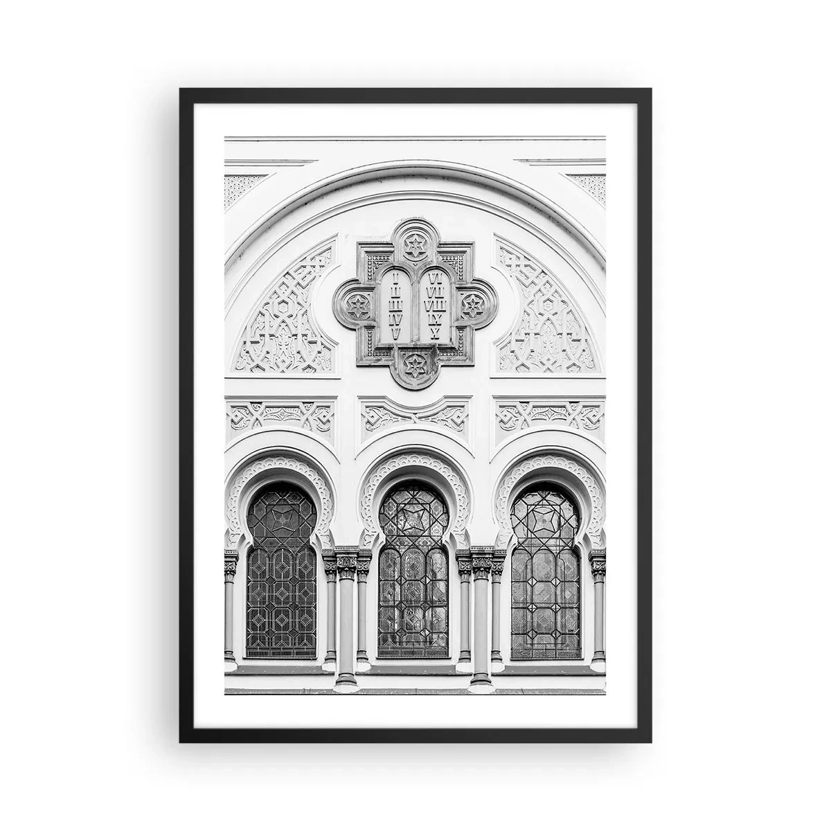 Poster în ramă neagră - Detaliu arhitectural în stil neogotic, alb-negru - 50x70cm - La granița dintre culturi - Decorațiune modernă pentru perete pentru living și dormitor ARTTOR