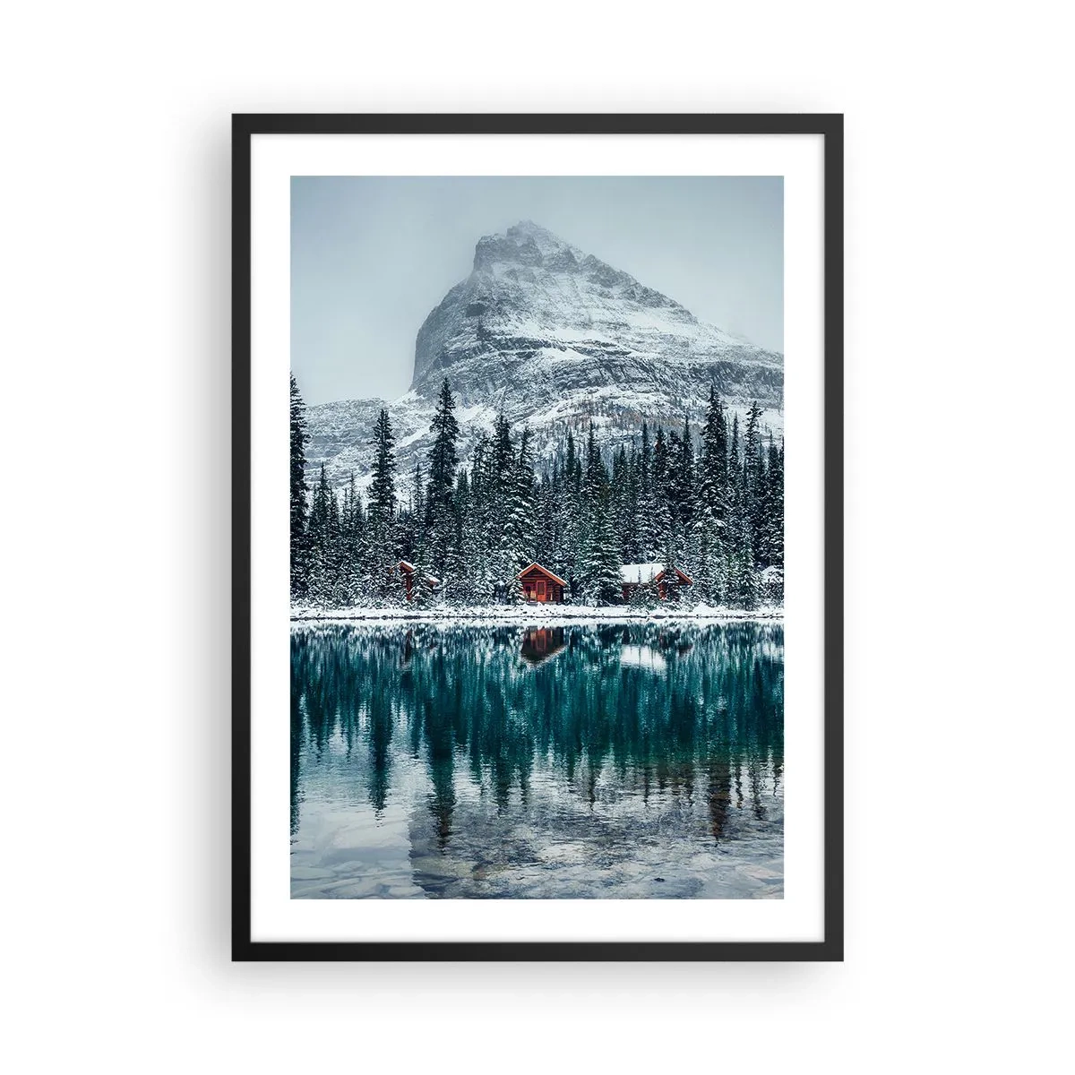 Poster în ramă neagră - Peisaj de iarnă cu căsuțe lângă lac și un munte în fundal - 50x70cm - Refugiu canadian - Decorațiune modernă pentru perete pentru living și dormitor ARTTOR
