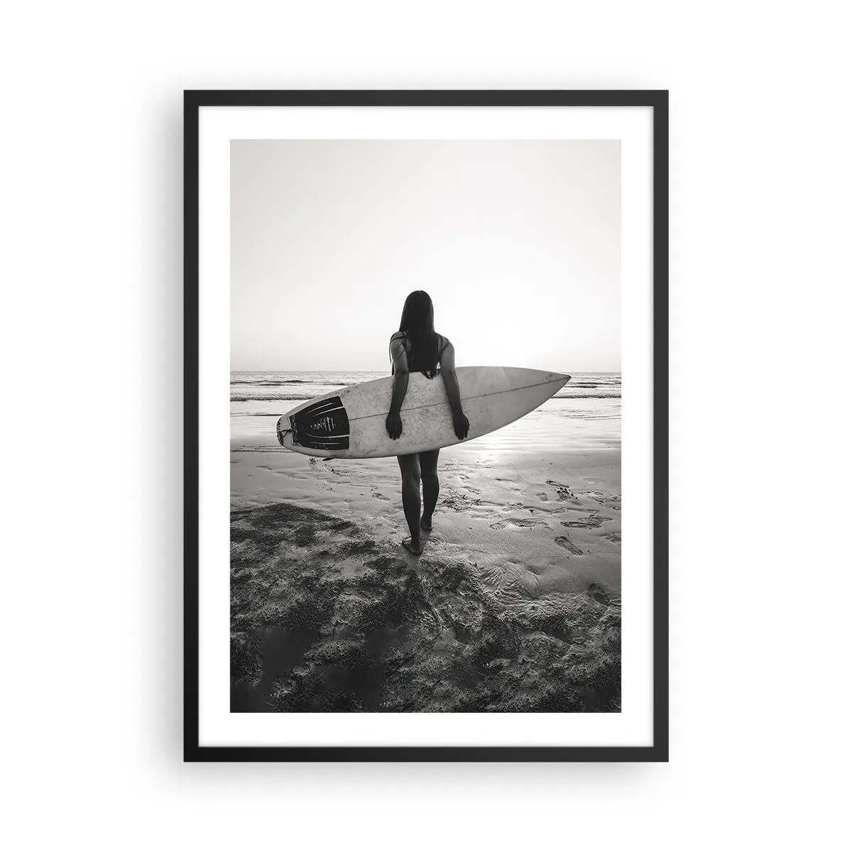 Poster în ramă neagră - Femeie cu o placă de surf pe plajă la apus - 50x70cm - Fiica valului mării - Decorațiune modernă pentru perete pentru living și dormitor ARTTOR