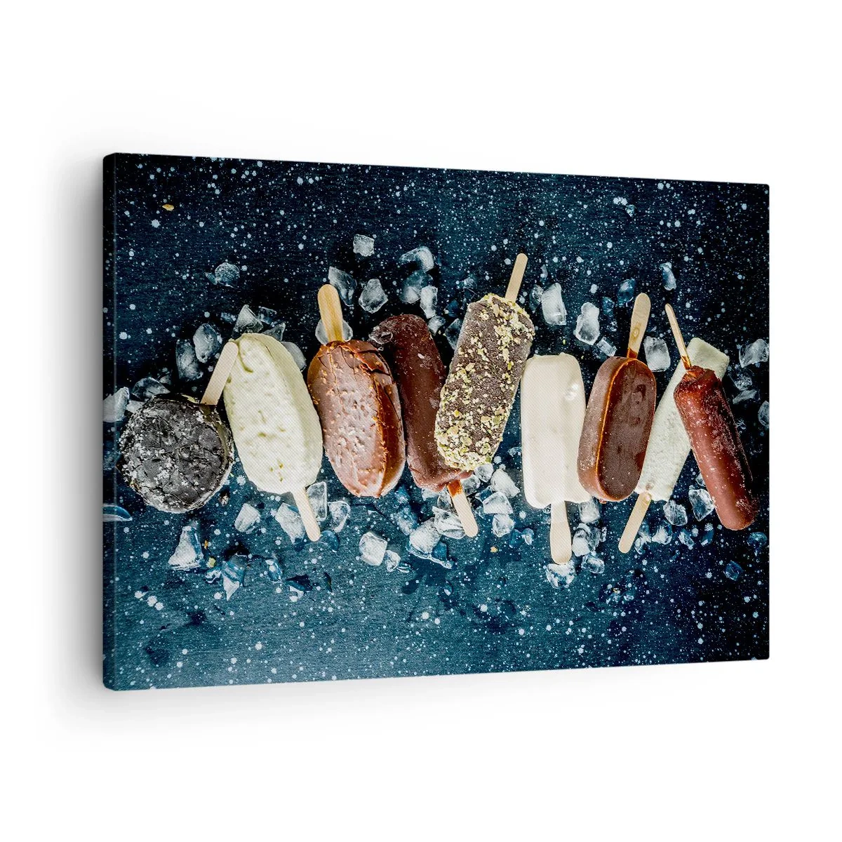 Tablou pe pânză Canvas - Înghețată colorată aranjată pe gheață cu un fundal întunecat - 70x50cm - Gustul unei veri fierbinți - Decorațiune modernă pentru perete pentru living și dormitor ARTTOR