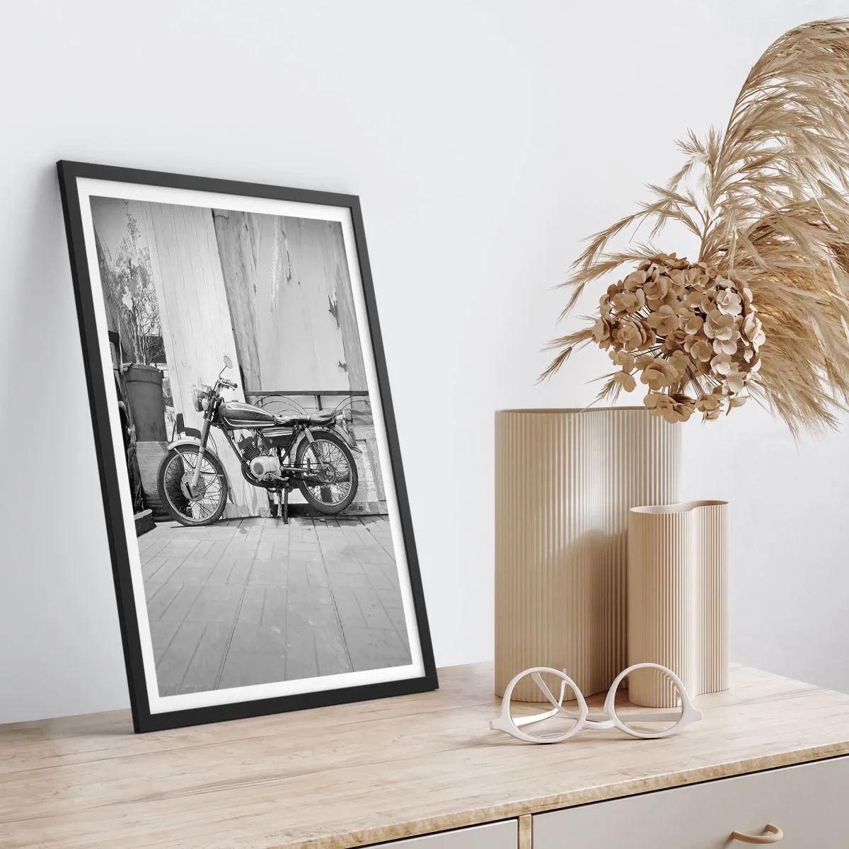 Poster în ramă neagră - Motocicletă retro pe un perete de lemn - 50x70cm - Clasicul înainte de toate - Decorațiune modernă pentru perete pentru living și dormitor ARTTOR