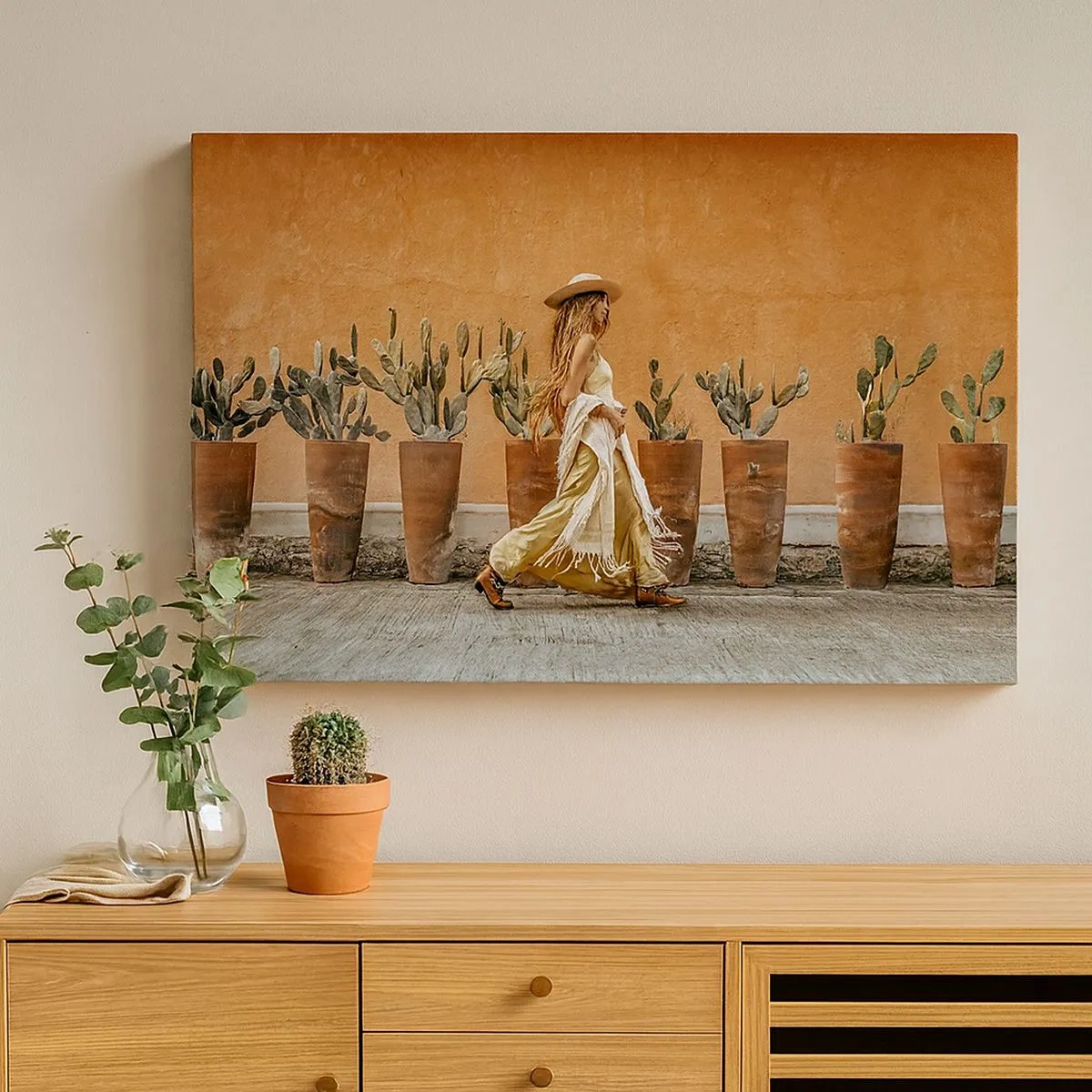 Tablou pe pânză Canvas - O femeie în stil boho cu ghivece de cactuși în fundal. - 70x50cm - În stilul hippie - Decorațiune modernă pentru perete pentru living și dormitor ARTTOR
