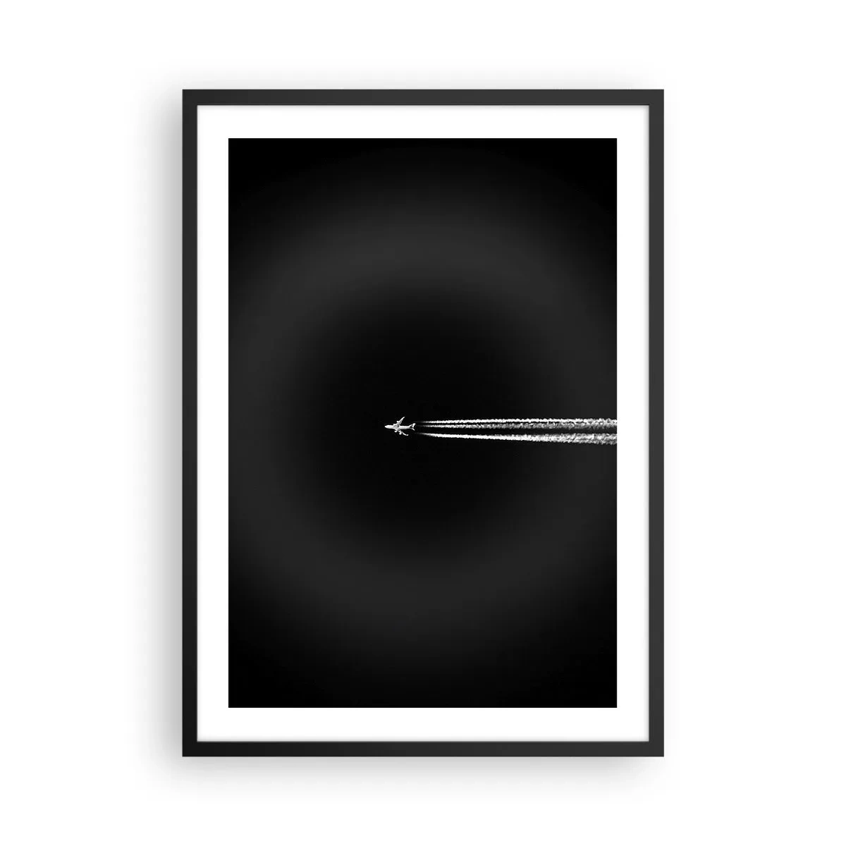 Poster în ramă neagră - Un avion zburând pe un fundal negru, lăsând în urmă dâre de condensare. - 50x70cm - Într-o altă dimensiune - Decorațiune modernă pentru perete pentru living și dormitor ARTTOR