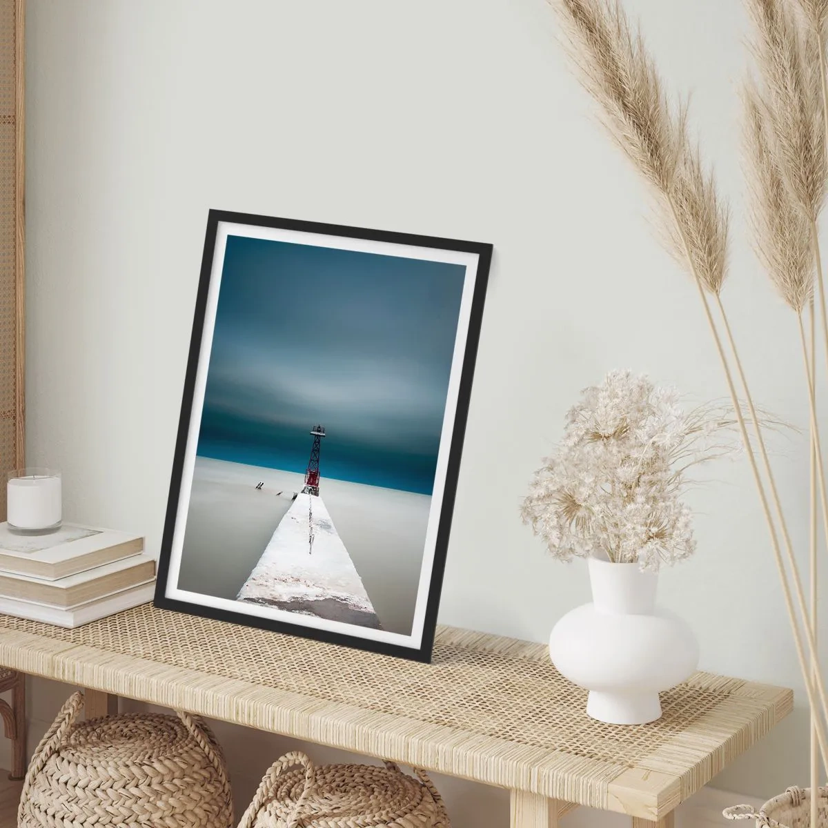 Poster în ramă neagră - Un far la capătul digului, în stil minimalist - 50x70cm - Pentru a întâlni infinitul - Decorațiune modernă pentru perete pentru living și dormitor ARTTOR