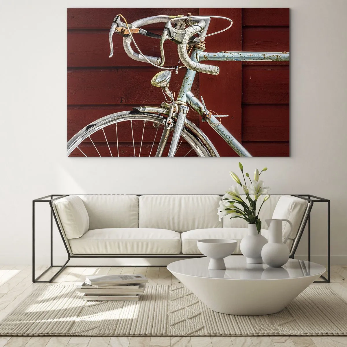 Tablou pe sticlă - O bicicletă veche de șosea din anii 1970 pe un perete roșu din lemn - 70x50cm - Creat pentru victorie - Decorațiune modernă pentru perete pentru living și dormitor ARTTOR