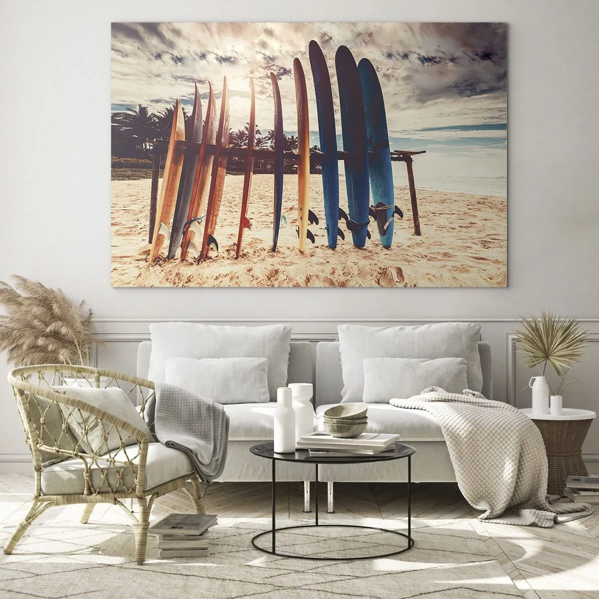 Tablou pe sticlă - Plăci de surf colorate aliniate pe plajă la apus - 70x50cm - Noapte bună, până mâine - Decorațiune modernă pentru perete pentru living și dormitor ARTTOR