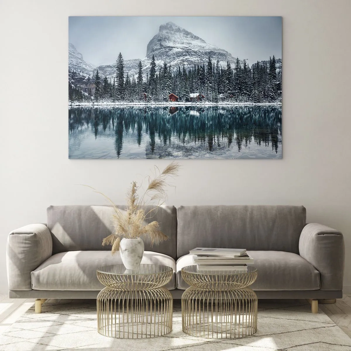 Tablou pe sticlă - Peisaj de iarnă cu munți, pădure și căsuțe pe malul lacului - 70x50cm - Refugiu canadian - Decorațiune modernă pentru perete pentru living și dormitor ARTTOR