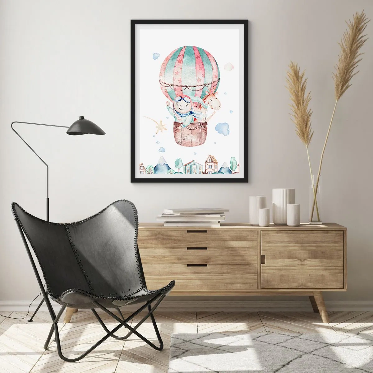Poster în ramă neagră - ilustrație drăguță a unui ursuleț de pluș care zboară într-un balon deasupra unui oraș - 50x70cm - Ne vom întoarce în curând! - Decorațiune modernă pentru perete pentru living și dormitor ARTTOR
