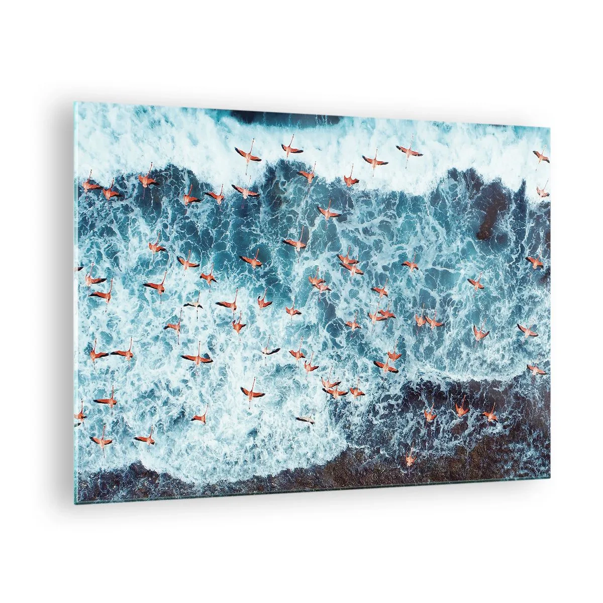 Tablou pe sticlă - Flamingi roz deasupra valurilor agitate ale oceanului - 70x50cm - Parada de la malul mării - Decorațiune modernă pentru perete pentru living și dormitor ARTTOR