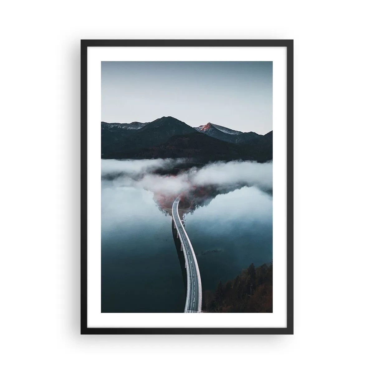Poster în ramă neagră - Un pod peste un lac liniștit, reflectând munții din fundal. - 50x70cm - Peste o apă netedă ca o oglindă - Decorațiune modernă pentru perete pentru living și dormitor ARTTOR