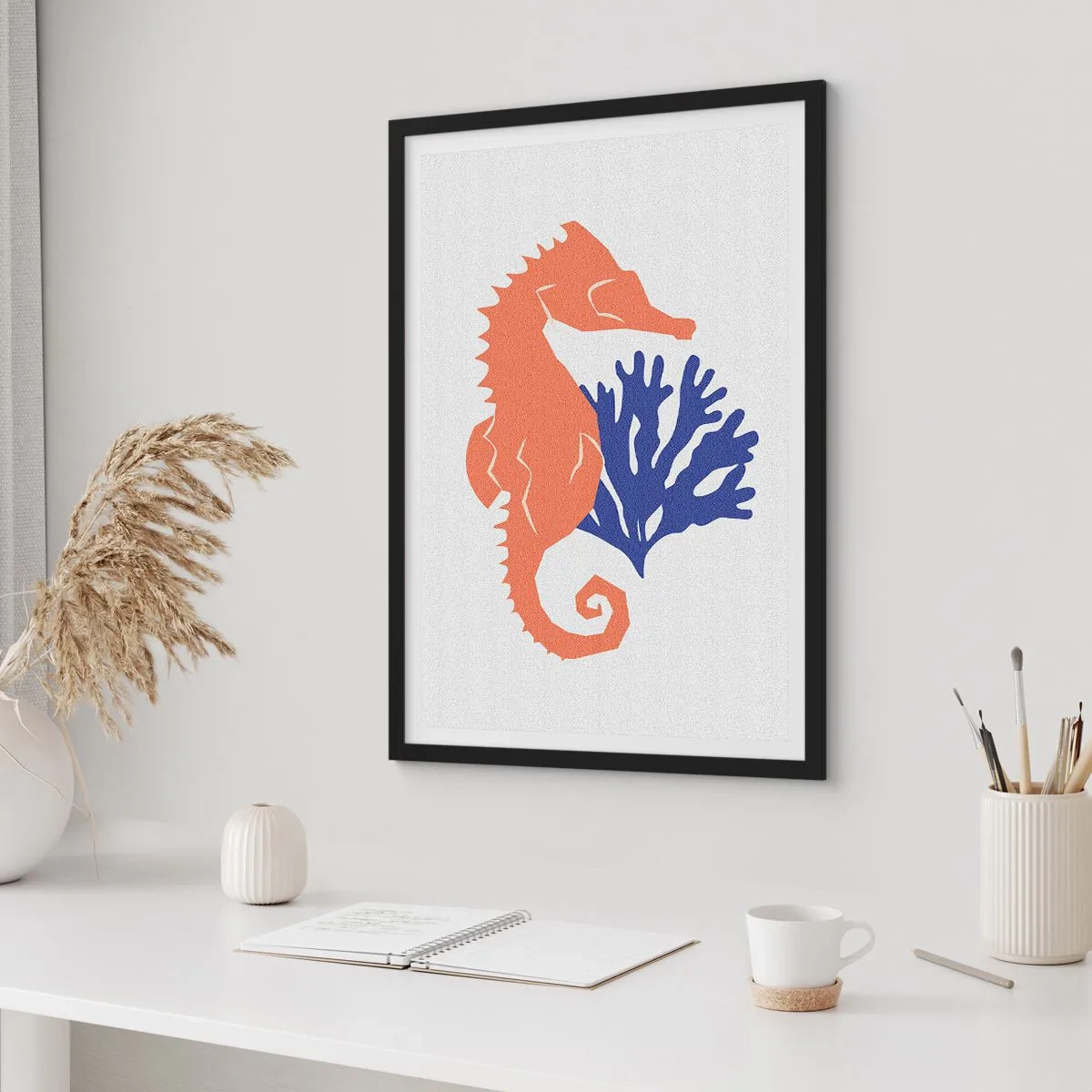 Poster în ramă neagră - Grafică minimalistă cu căluți de mare și corali - 50x70cm - Pe o pajiște subacvatică - Decorațiune modernă pentru perete pentru living și dormitor ARTTOR