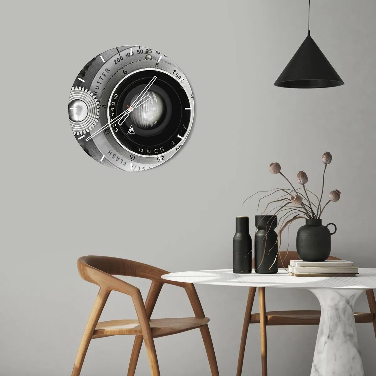 Ceas de perete - Ceas pe sticlă - Prim-plan al unui obiectiv de cameră în alb și negru - 30x30cm - Povestea de la Hollywood - Decorațiune modernă pentru perete pentru living, bucătărie și dormitor ARTTOR