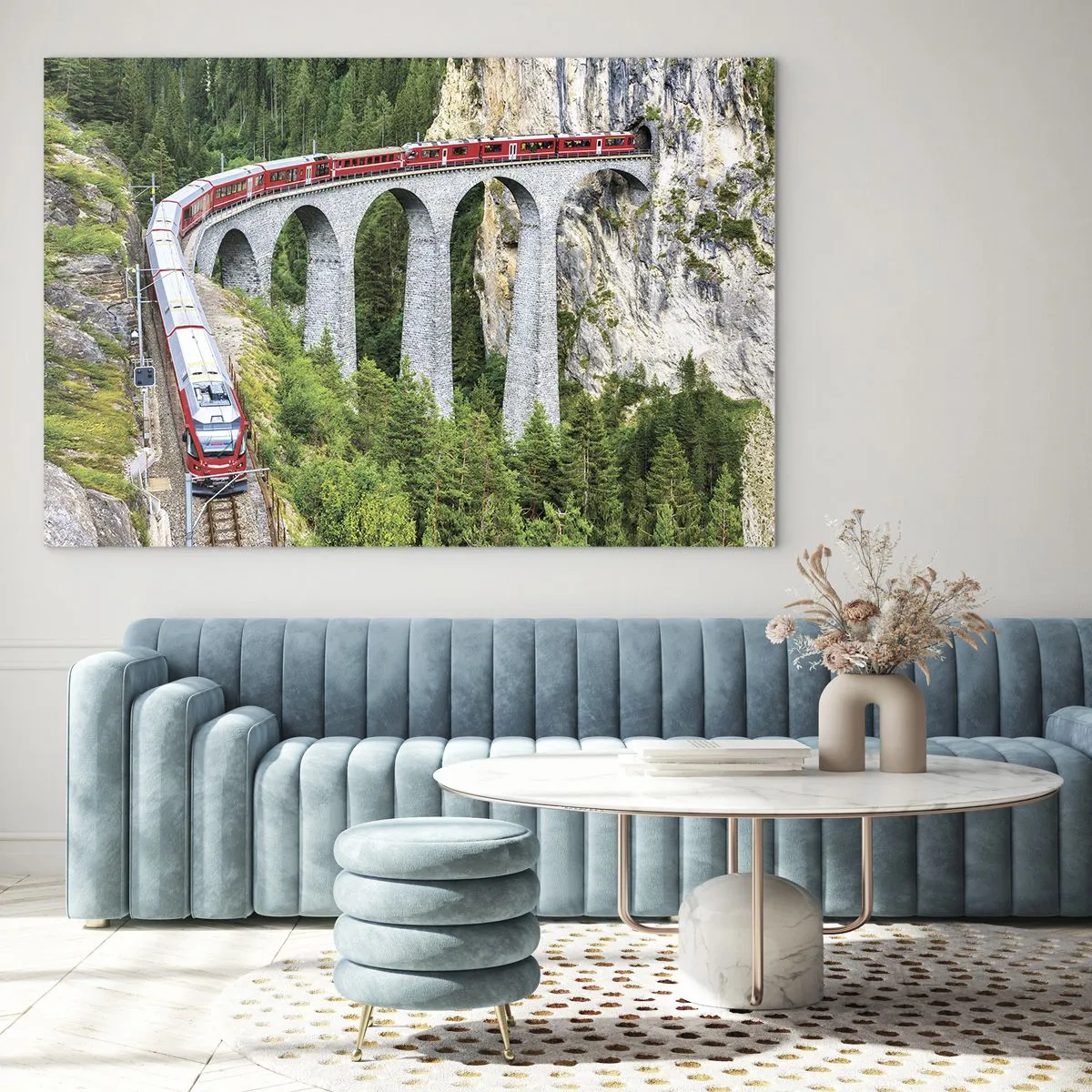 Tablou pe sticlă - Un tren cu un pod de munte în fundal printre peisaje verzi - 70x50cm - Cu trenul prin munți - Decorațiune modernă pentru perete pentru living și dormitor ARTTOR