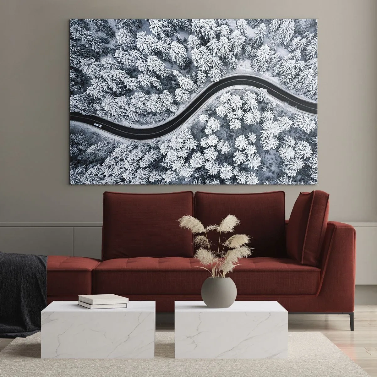 Tablou pe sticlă - Un drum șerpuitor printr-o pădure de iarnă văzut dintr-o dronă - 70x50cm - Prin pădurea de iarnă - Decorațiune modernă pentru perete pentru living și dormitor ARTTOR