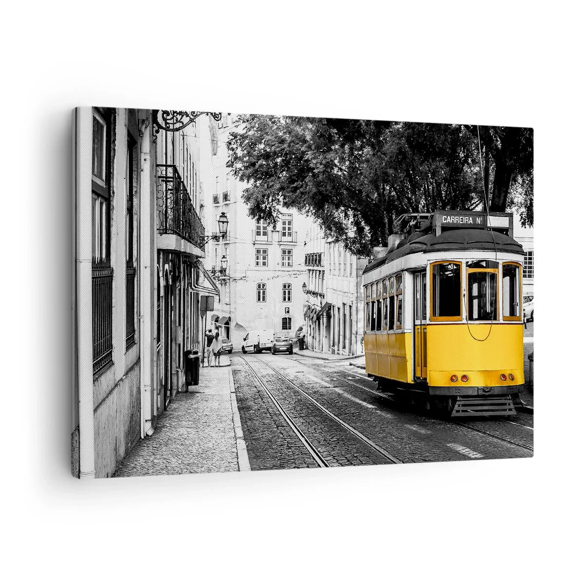 Tablou pe pânză Canvas - Un tramvai galben pe fundalul unei străzi alb-negru - 70x50cm - Sună fado în fundal - Decorațiune modernă pentru perete pentru living și dormitor ARTTOR