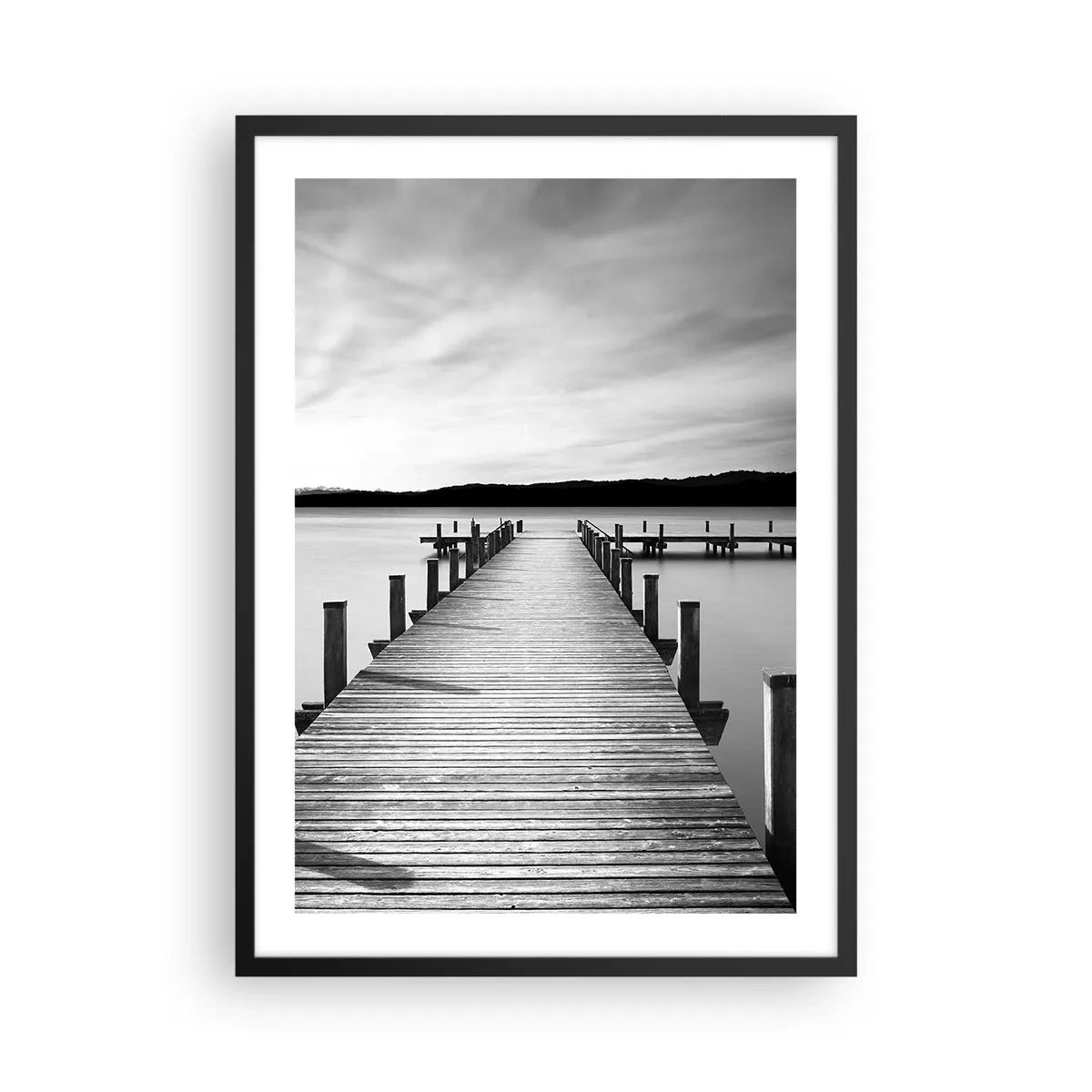 Poster în ramă neagră - Debarcader din lemn peste un lac liniștit, în alb și negru - 50x70cm - La adăpostul apei - pace - Decorațiune modernă pentru perete pentru living și dormitor ARTTOR