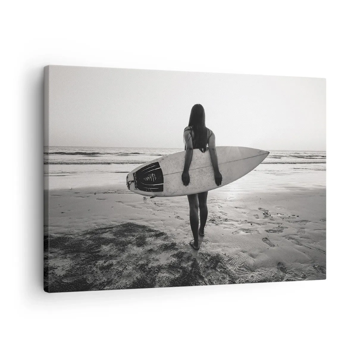 Tablou pe pânză Canvas - Femeie cu placă de surf pe plajă în alb și negru - 70x50cm - Fiica valului mării - Decorațiune modernă pentru perete pentru living și dormitor ARTTOR