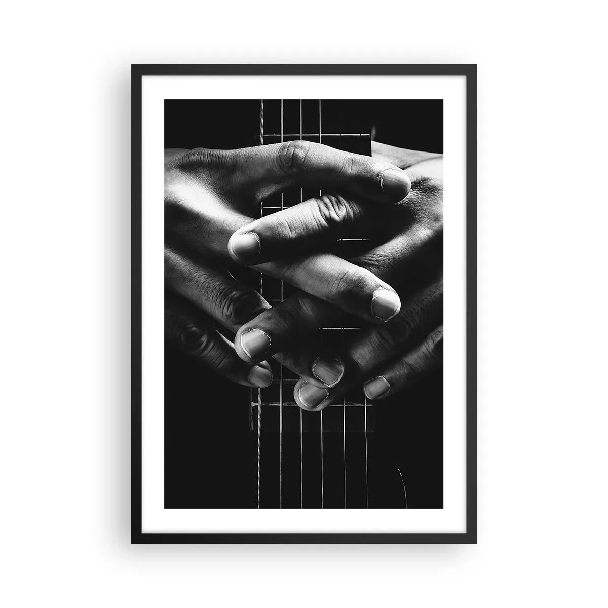 Poster în ramă neagră - Mâini împreunate pe corzile unei chitare în alb și negru - 50x70cm - Rugăciunea artistului - Decorațiune modernă pentru perete pentru living și dormitor ARTTOR