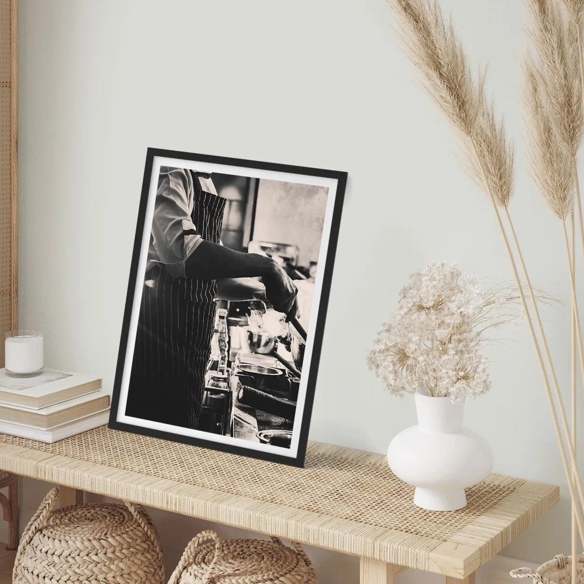 Poster în ramă neagră - Fotografie alb-negru a unui bucătar la serviciu - 50x70cm - Alchimia aromelor - Decorațiune modernă pentru perete pentru living și dormitor ARTTOR