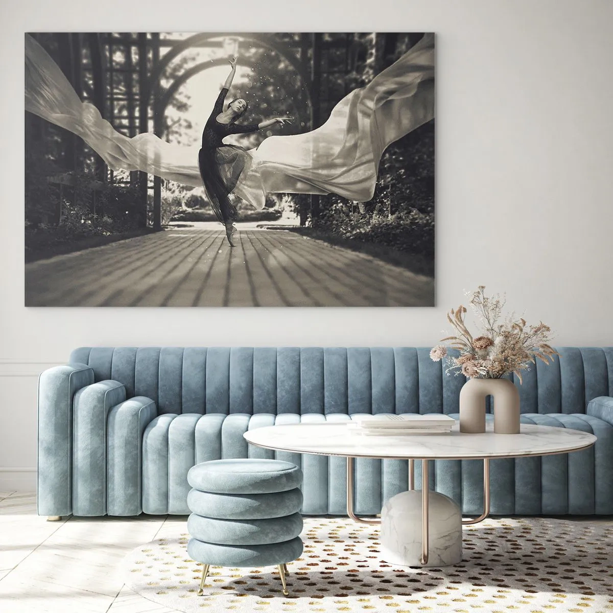 Tablou pe sticlă - O dansatoare în mișcare pe fundalul unei grădini alb-negru. - 70x50cm - Dansul spiritului de grădină - Decorațiune modernă pentru perete pentru living și dormitor ARTTOR