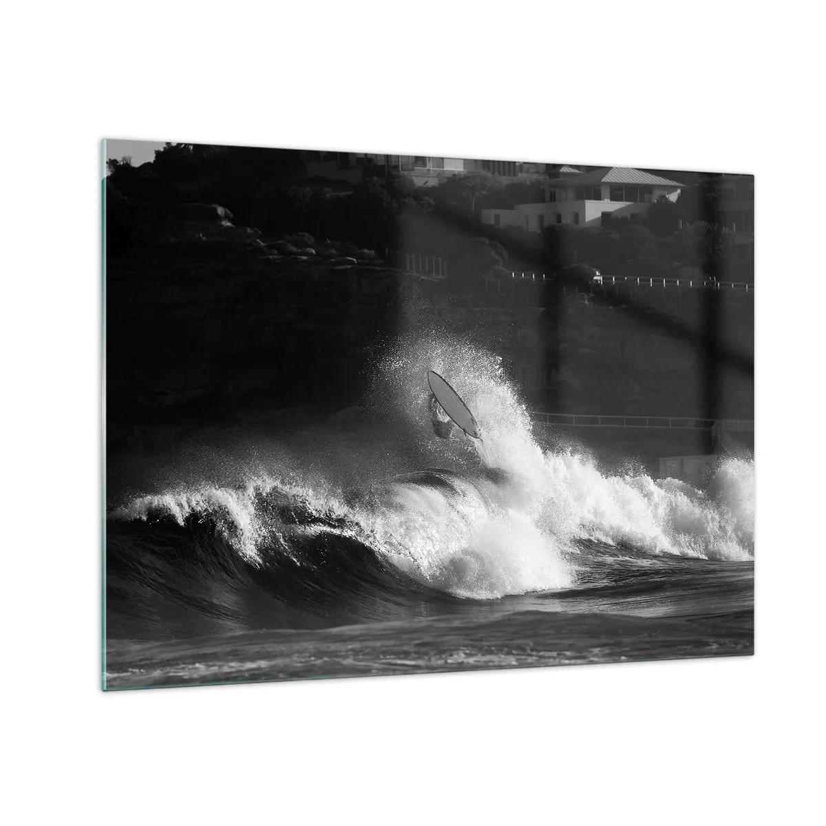 Tablou pe sticlă - Un surfer călărind un val surprins într-o fotografie alb-negru - 70x50cm - Provocare acceptată! - Decorațiune modernă pentru perete pentru living și dormitor ARTTOR