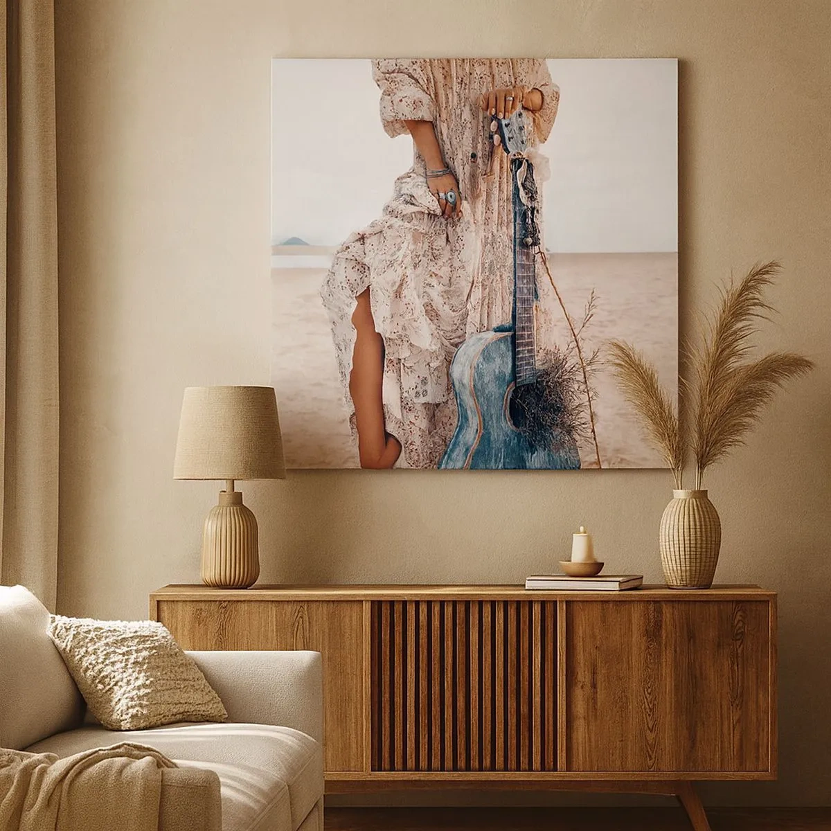 Tablou pe pânză Canvas - Femeie în stil boho cu chitară pe plajă - 70x50cm - Hippie pe drum - Decorațiune modernă pentru perete pentru living și dormitor ARTTOR