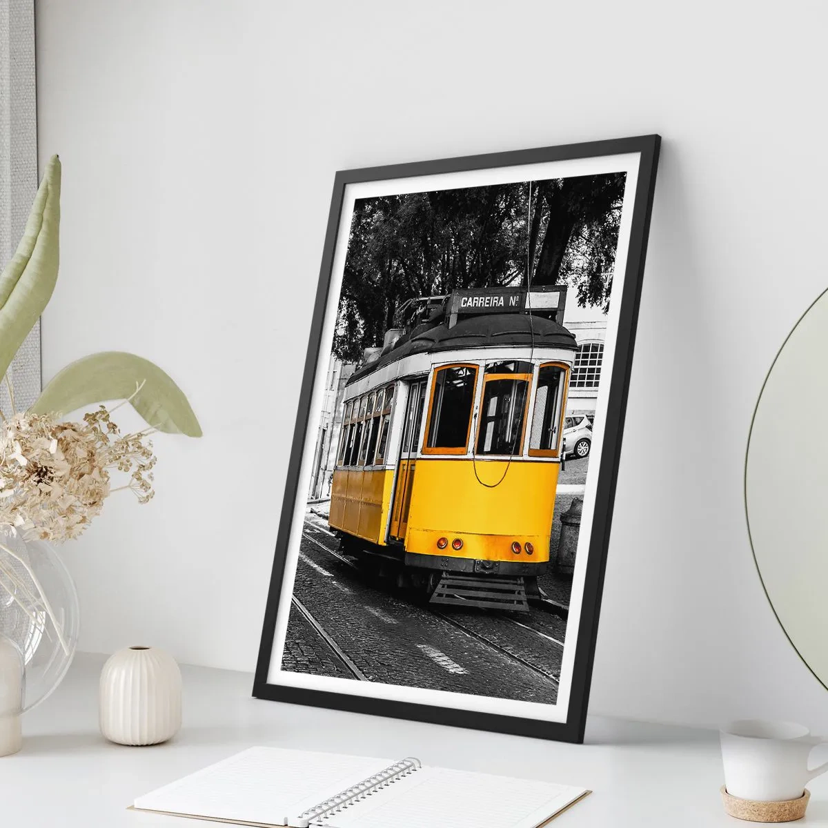 Poster în ramă neagră - Un tramvai galben pe un fundal urban alb-negru - 50x70cm - Sună fado în fundal - Decorațiune modernă pentru perete pentru living și dormitor ARTTOR