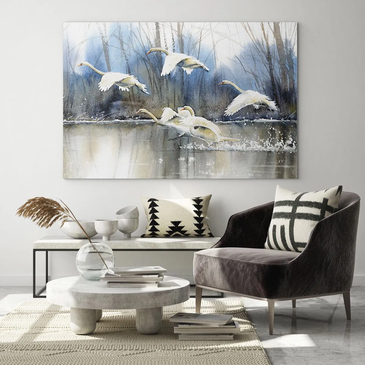 Tablou pe sticlă - lebede sălbatice zburând peste un lac liniștit din pădure - 70x50cm - Dansând cu lebedele sălbatice - Decorațiune modernă pentru perete pentru living și dormitor ARTTOR