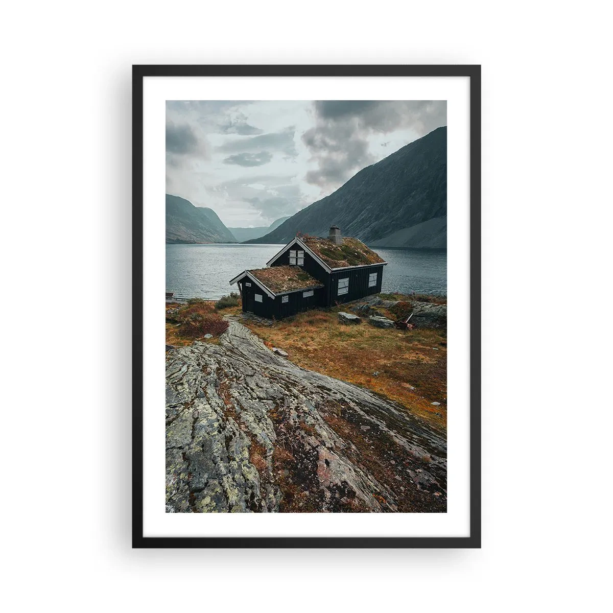Poster în ramă neagră - O căsuță singuratică lângă un fiord într-un peisaj scandinav accidentat - 50x70cm - Stațiune de vară lângă fiord - Decorațiune modernă pentru perete pentru living și dormitor ARTTOR