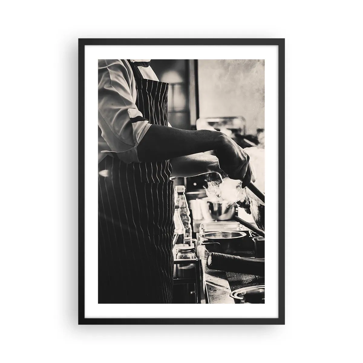 Poster în ramă neagră - Fotografie alb-negru a unui bucătar la serviciu - 50x70cm - Alchimia aromelor - Decorațiune modernă pentru perete pentru living și dormitor ARTTOR