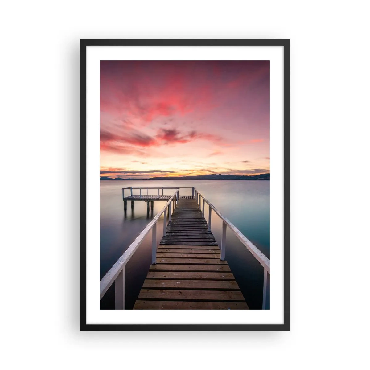 Poster în ramă neagră - Un dig pe lac în lumina soarelui care apune - 50x70cm - Flacăra blândă a serii - Decorațiune modernă pentru perete pentru living și dormitor ARTTOR