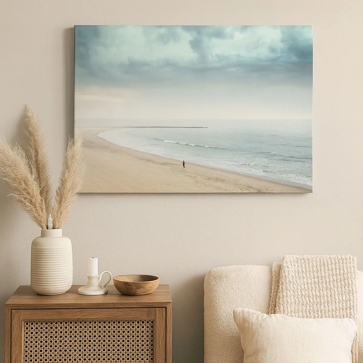 Tablou pe pânză Canvas - O figură singuratică pe o plajă pustie, lângă o mare calmă - 70x50cm - Căutând liniștea - Decorațiune modernă pentru perete pentru living și dormitor ARTTOR