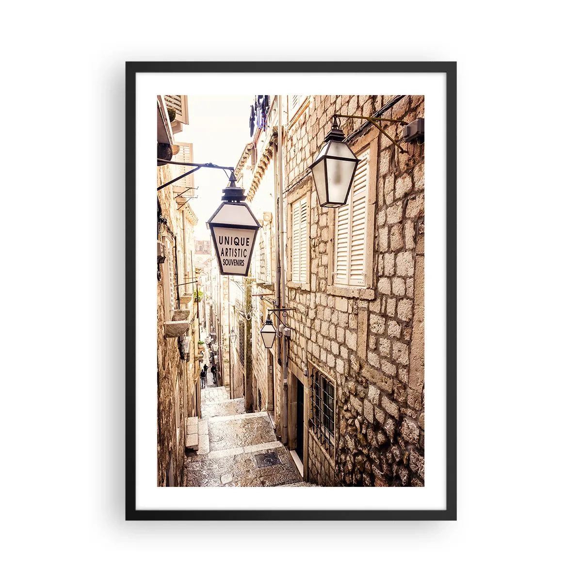 Poster în ramă neagră - O stradă fermecătoare din piatră, cu felinare și scări - 50x70cm - O străduță fermecătoare - Decorațiune modernă pentru perete pentru living și dormitor ARTTOR