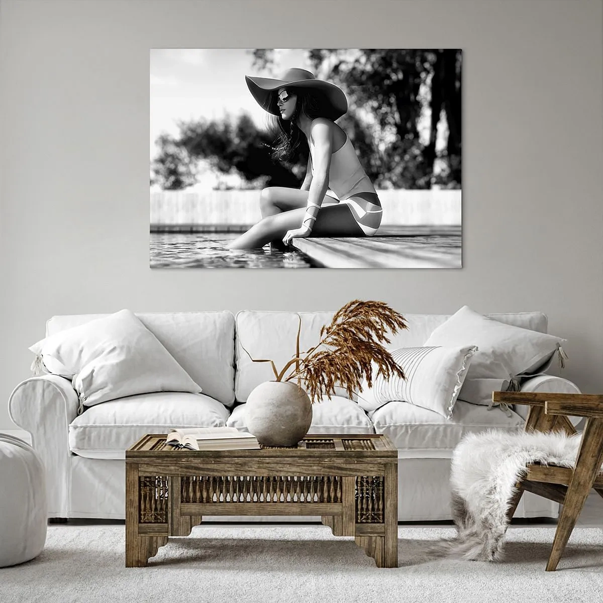 Tablou pe pânză Canvas - Femeie cu pălărie lângă piscină, în alb și negru - 70x50cm - Vis de vară - Decorațiune modernă pentru perete pentru living și dormitor ARTTOR