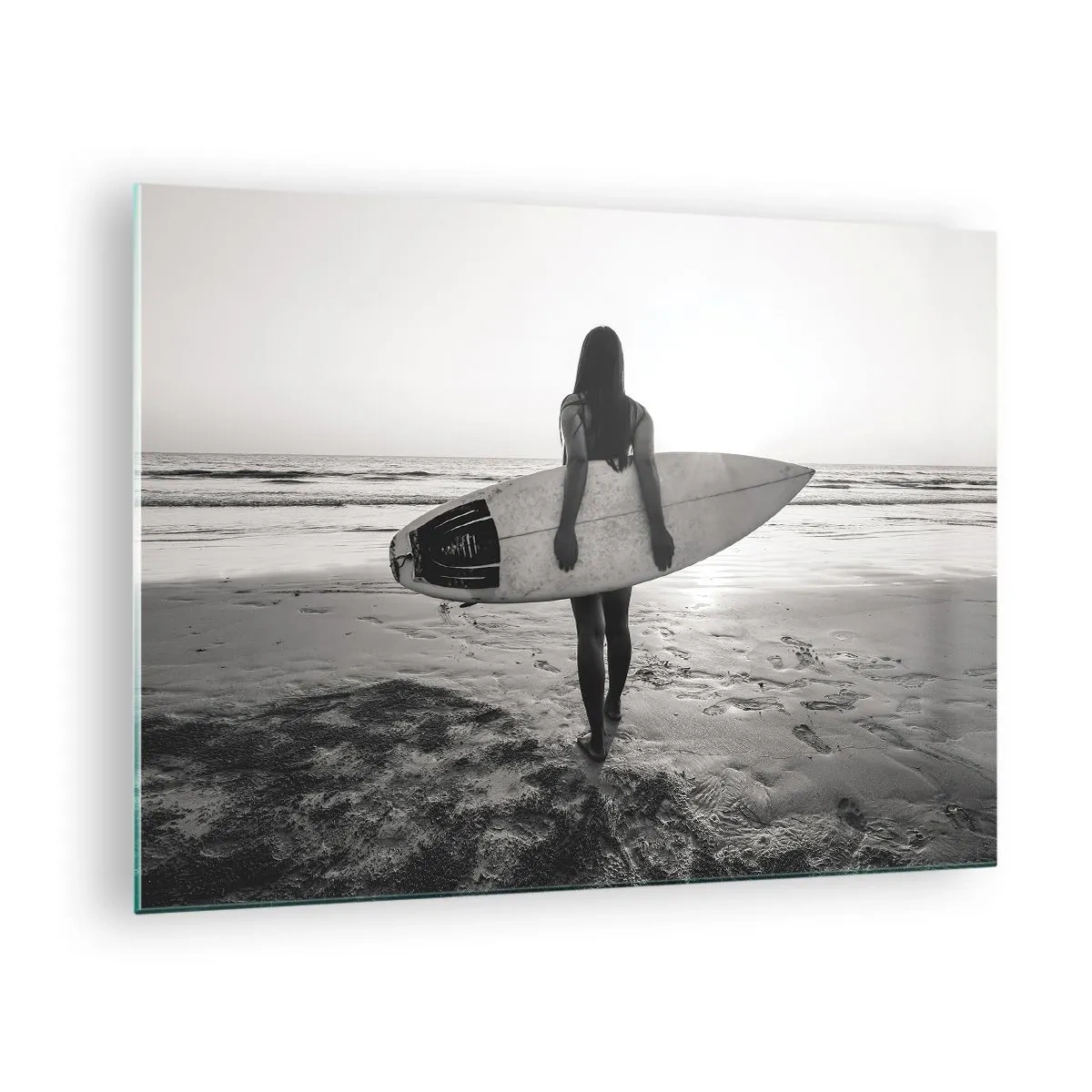 Tablou pe sticlă - Femeie cu o placă de surf pe plajă la răsărit - 70x50cm - Fiica valului mării - Decorațiune modernă pentru perete pentru living și dormitor ARTTOR