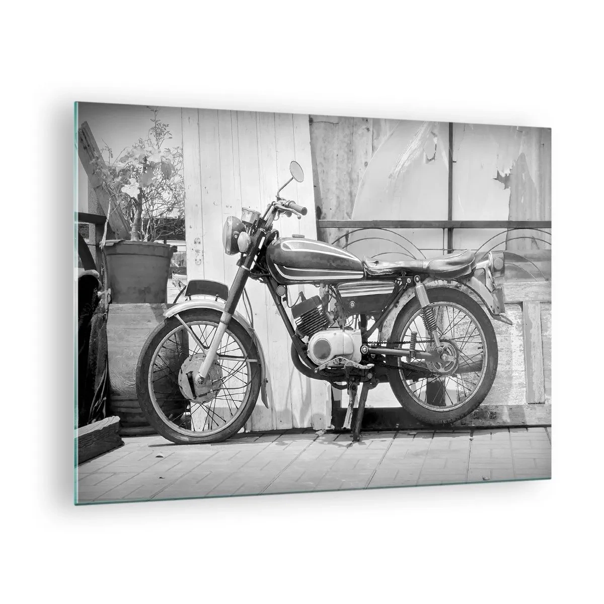 Tablou pe sticlă - O motocicletă în stil retro stând lângă un perete de lemn - 70x50cm - Clasicul înainte de toate - Decorațiune modernă pentru perete pentru living și dormitor ARTTOR