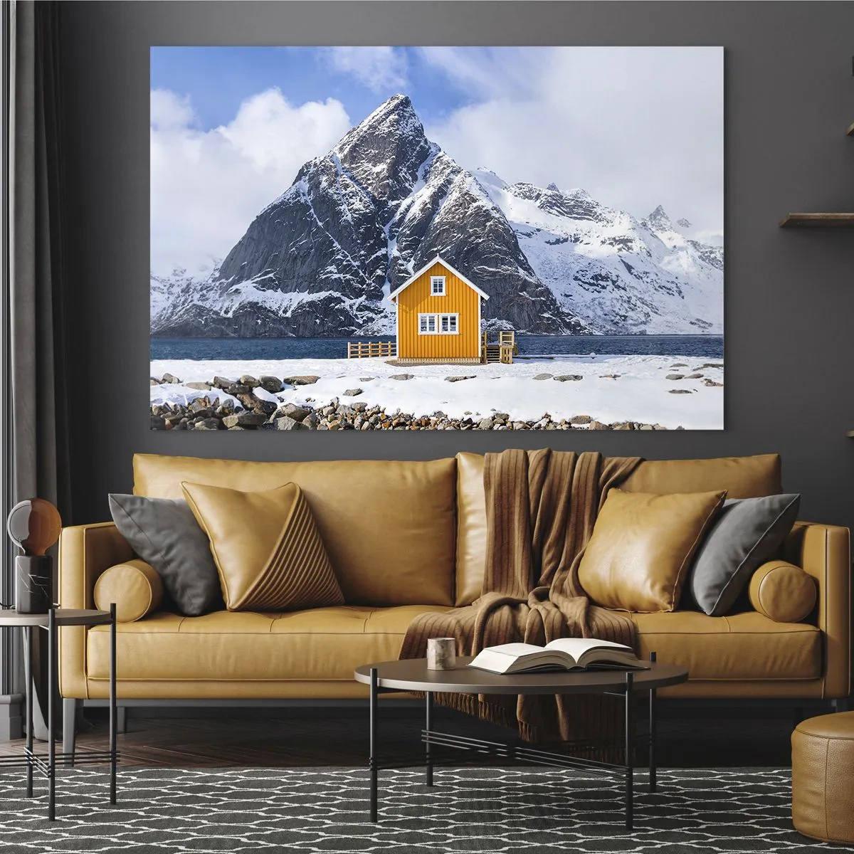 Tablou pe sticlă - O căsuță galbenă pe un fiord cu munți acoperiți de zăpadă în fundal - 70x50cm - Vacanță scandinavă - Decorațiune modernă pentru perete pentru living și dormitor ARTTOR