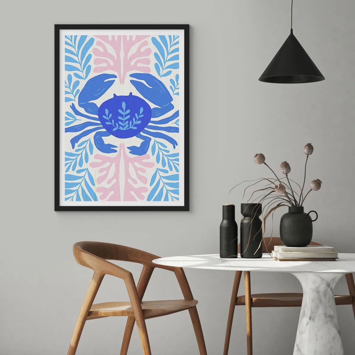 Poster în ramă neagră - Un crab albastru decorativ înconjurat de plante marine. - 50x70cm - Ca o floare de mare - Decorațiune modernă pentru perete pentru living și dormitor ARTTOR