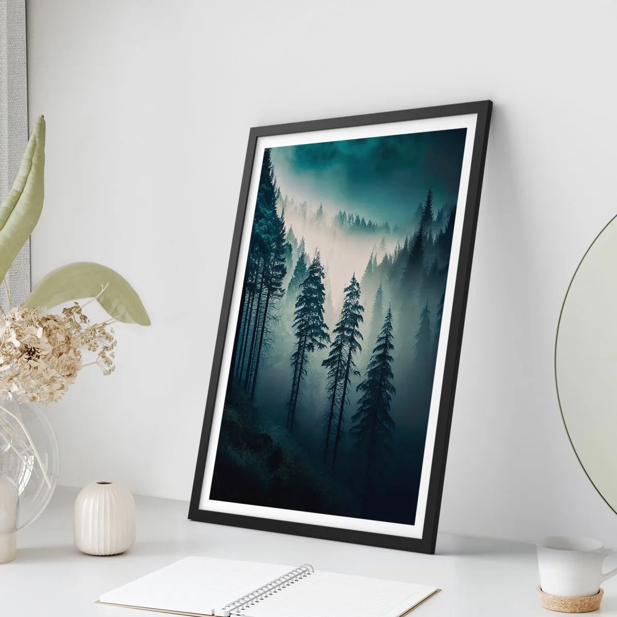Poster în ramă neagră - pădure întunecată învăluită în ceață - 50x70cm - Dimineața de munte - Decorațiune modernă pentru perete pentru living și dormitor ARTTOR