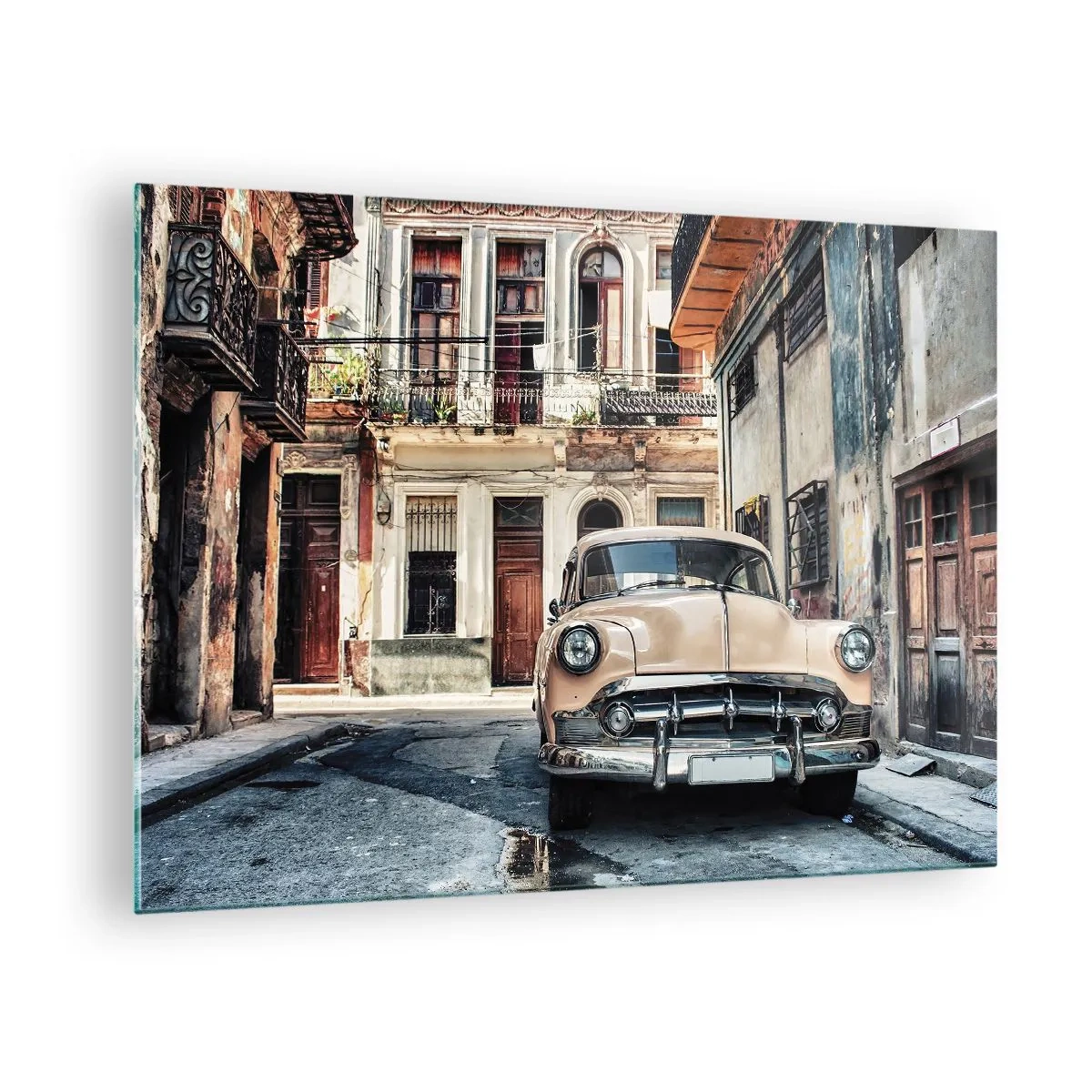 Tablou pe sticlă - Mașină retro pe strada orașului vechi - 70x50cm - O siestă în Havana - Decorațiune modernă pentru perete pentru living și dormitor ARTTOR