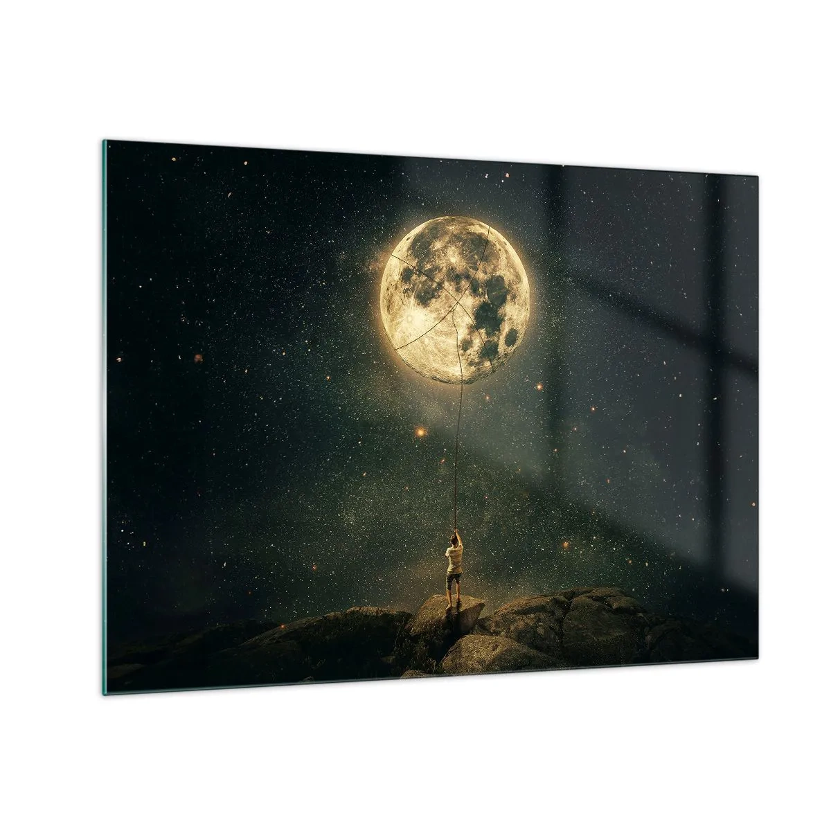 Tablou pe sticlă - O figură pe o stâncă ținând luna, care este prinsă într-o frânghie. - 70x50cm - Cel care a furat Luna - Decorațiune modernă pentru perete pentru living și dormitor ARTTOR