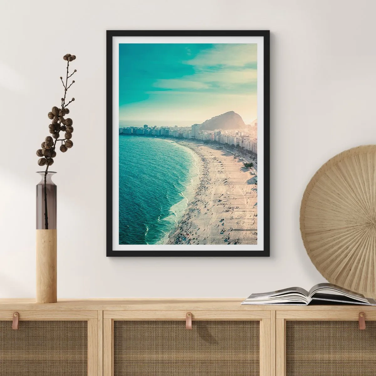 Poster în ramă neagră - Vedere a plajei și a orașului la apus - 50x70cm - Vacanță perpetuă în Rio - Decorațiune modernă pentru perete pentru living și dormitor ARTTOR