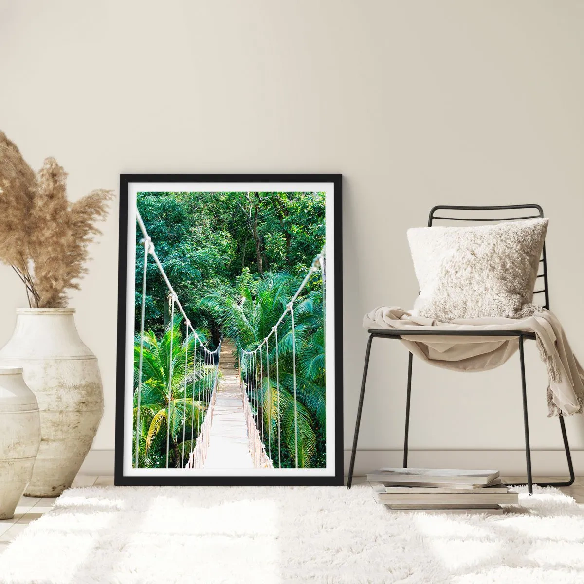 Poster în ramă neagră - Un pod suspendat într-o pădure tropicală - 50x70cm - Welcome to the jungle! - Decorațiune modernă pentru perete pentru living și dormitor ARTTOR