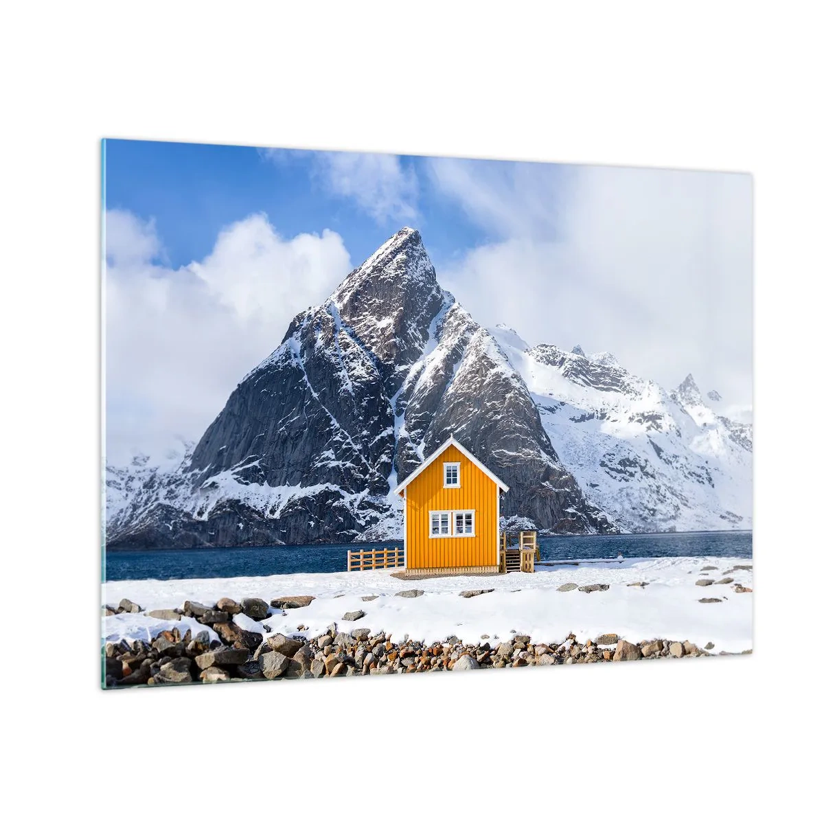 Tablou pe sticlă - O căsuță galbenă pe un fiord cu munți acoperiți de zăpadă în fundal - 70x50cm - Vacanță scandinavă - Decorațiune modernă pentru perete pentru living și dormitor ARTTOR