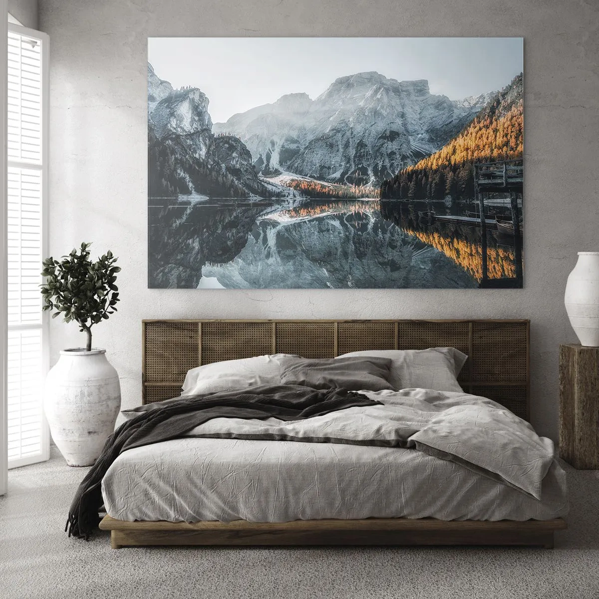 Tablou pe sticlă - Un peisaj montan reflectat în suprafața calmă a lacului - 70x50cm - Peisaj în oglindă - Decorațiune modernă pentru perete pentru living și dormitor ARTTOR